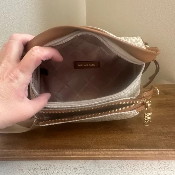 Michael Kors Logo Sling Pack - Picture 3 of 4